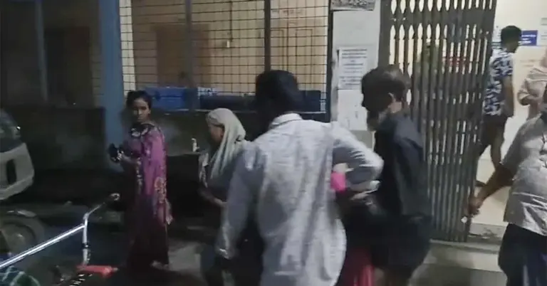 মৃত রোজিনাকে হাসপাতালে নিয়ে যাওয়া হচ্ছে